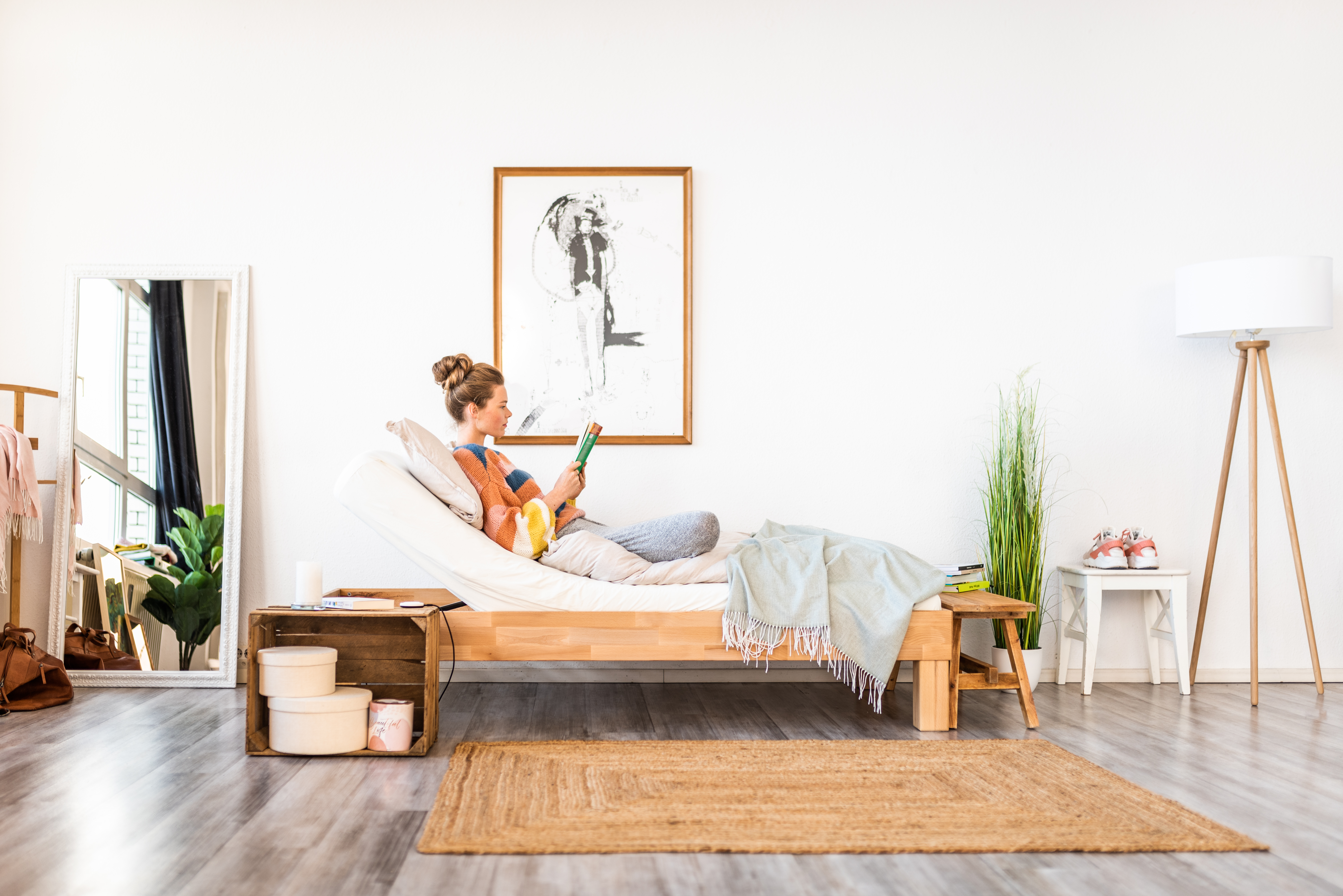 Frau liest im Bett ein Buch mit angewinkeltem CosyLift